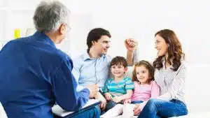 اهمیت مشاوره در خانواده برای مشکلات کوچک و بزرگ یکسان است 2 خانواده سالم و خانواده ناسالم