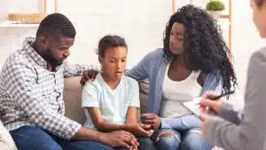 اهمیت مشاوره در خانواده برای مشکلات کوچک و بزرگ یکسان است 4 چه زمانی از مشاور خانواده کمک بگیریم؟