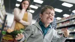 مشاوره پرخاشگری کودک چطور انجام میشود؟ 4 نقش والدین در درمان کودک پرخاشگر