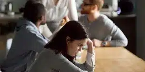 بیماری پارانوئید چیست و چه علائمی دارد؟ 2 علت بروز اختلال شخصیت پارانوئید