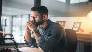 علائم استرس زیاد و اضطراب شدید 3 استرس مزمن