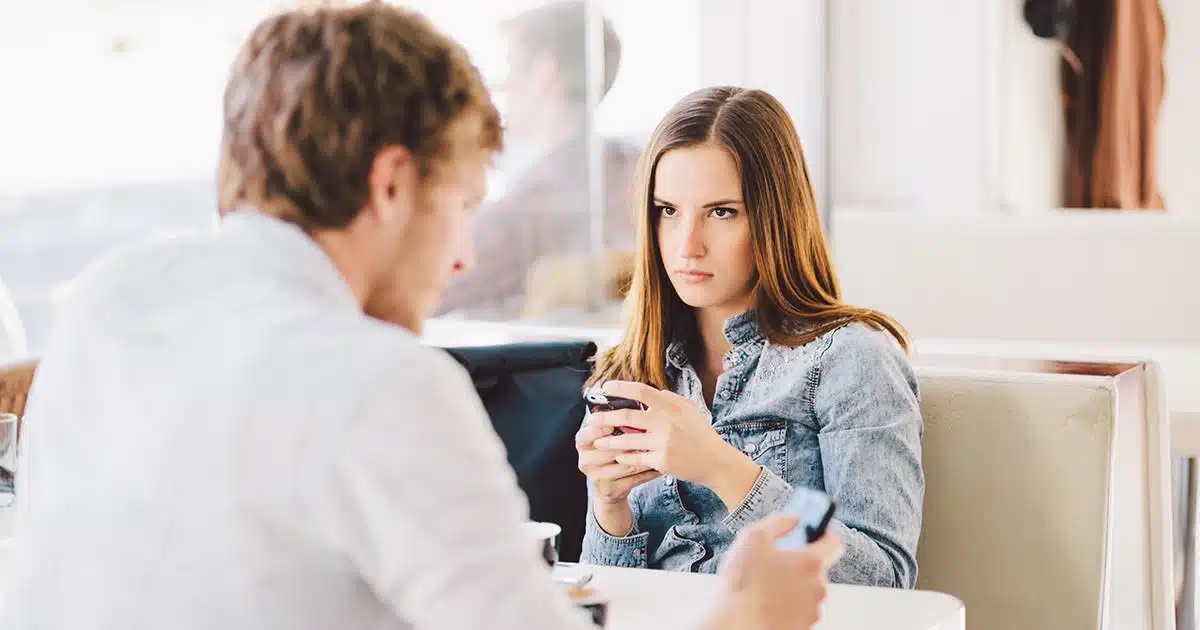 کم حرفی در رابطه نشانه چیست؟ دلایل و نکات مهم کم حرفی 6 برطرف کردن اختلافات در کم حرفی در رابطه