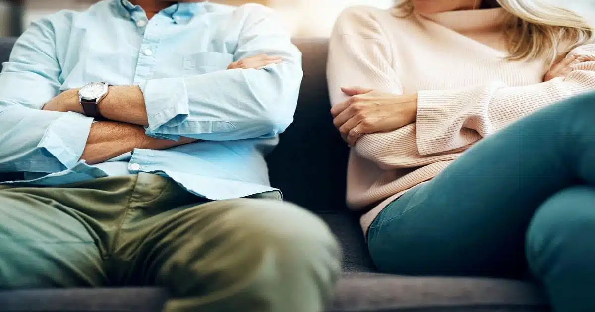 کم حرفی در رابطه نشانه چیست؟ دلایل و نکات مهم کم حرفی 1 دلایل کم حرفی در رابطه