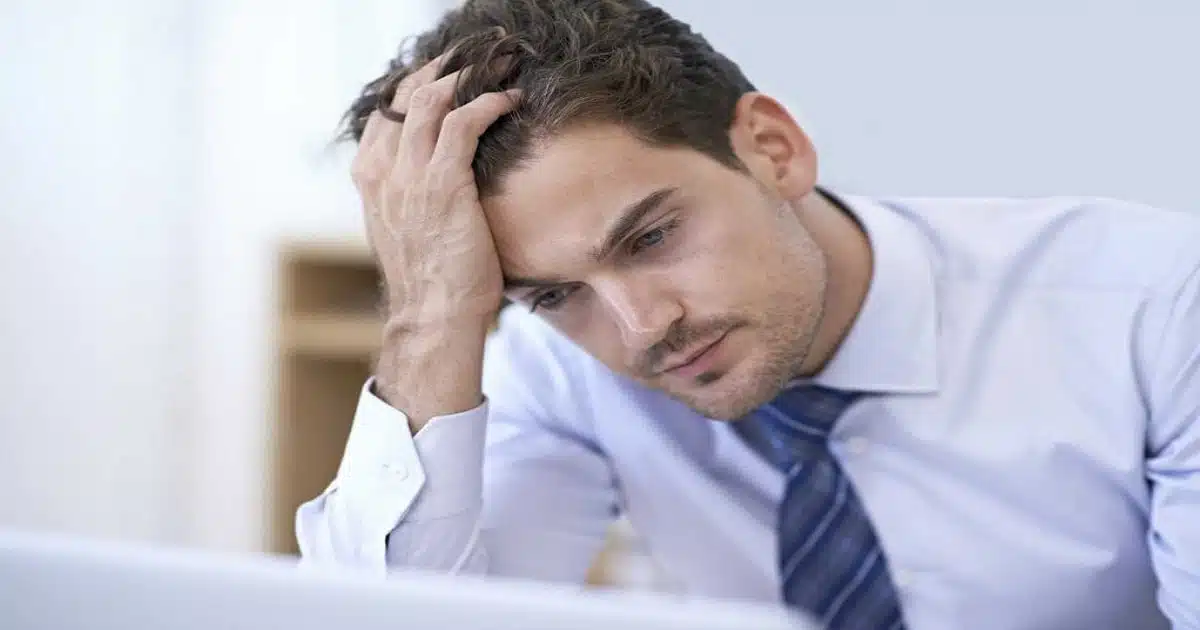 کم حرفی در رابطه نشانه چیست؟ دلایل و نکات مهم کم حرفی 4 نگرانی های شغلی و کم حرفی در رابطه