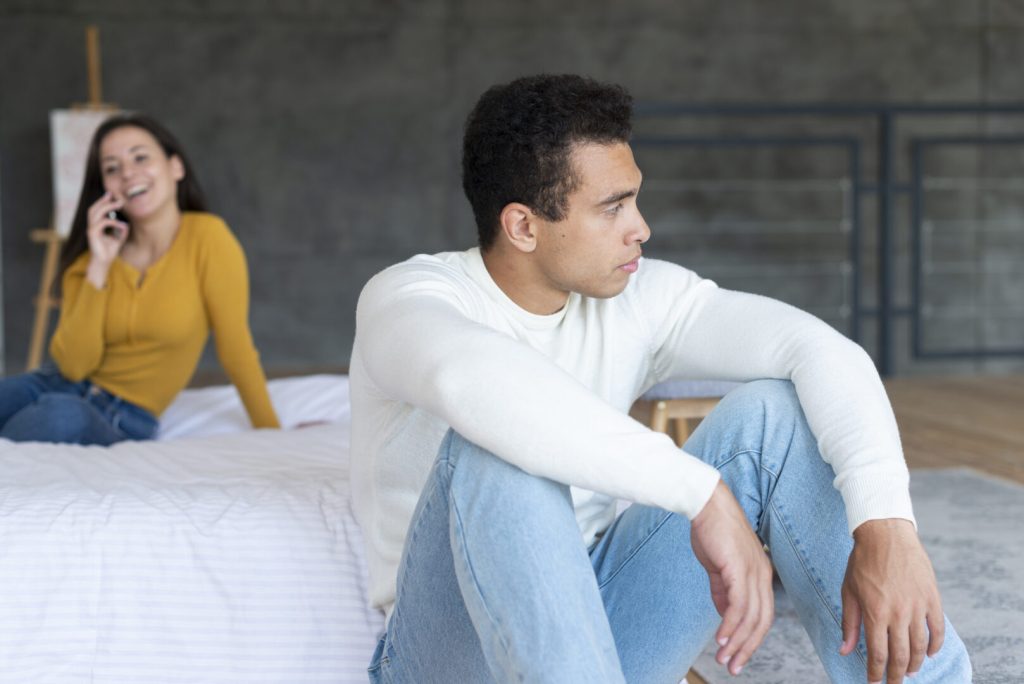 علائم خیانت در رابطه؛ نشانه های خیانت به طور کامل 2 از کجا بفهمم داره بهم خیانت میشه